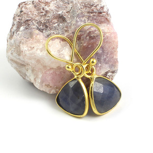 Boucles d'oreilles pendantes élégantes en pierre de saphir Trillion Plaqué or Accessoire de mariage et de fête - Product Image 2