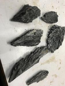 Piedra Preciosa de Cianita Negra Natural en Bruto - Product Image 4