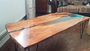 Mesa de centro de acabado de nogal de resina epoxi de madera con borde vivo de estilo clásico único con pasador de pelo, mesa central para patas - Product Image 4