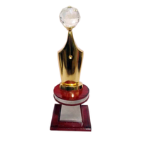 Coupe de trophée sportive en laiton poli avec pointe plaquée or et diamant, idéale pour les cadeaux d'affaires