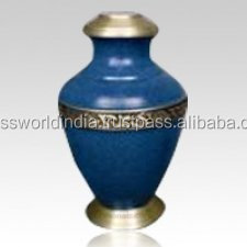 Urna funeraria de latón con grabado de Ángel de estilo americano de Brassworld India para cremación de adultos-Material de madera y metal - Product Image 5