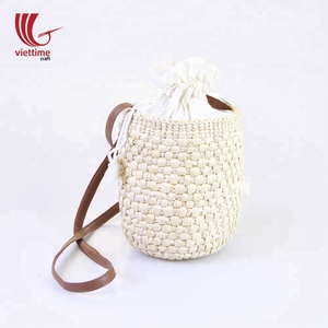 Bolso de hombro con correa de cuero de lujo, hecho de hoja de palma - Product Image 3