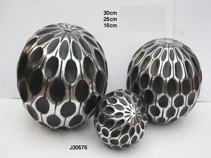 Bola decorativa de aluminio fundido de alta calidad en acabado de dos tonos Borde negro y pulido Decoración del hogar en precio al por mayor - Product Image 2