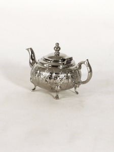 Théière marocaine artisanale en cuivre antique avec un design méditerranéen, argentée, martelée à la main, vaisselle pour toutes les occasions - Product Image 2