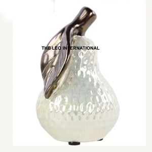Escultura y metal de aluminio Showpiece Estatua Artículos en forma de pera para la decoración de la Mesa del hogar Centro de Mesa 5x5x8 pulgadas - Product Image 1