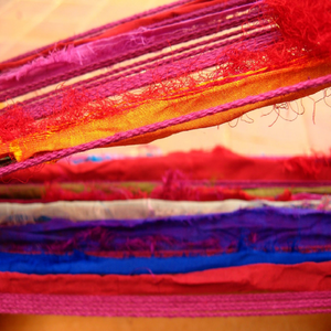 Bandes de soie sari multicolores de couleurs unies assorties pour les magasins d'artisanat Spinners Jewellery Designers - Product Image 1