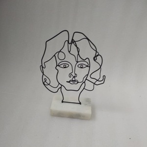 Objet décoratif en fil de métal, base en marbre, 30 pièces - Product Image 1