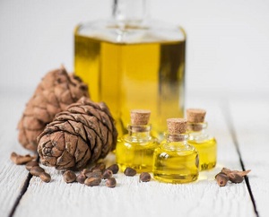Proveedor a granel de aceite de cedro de La India Hidratante de hierbas veganas con función de iluminación - Product Image 2