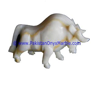 Escultura de Toro de Mármol de Ónix Blanco Tallada a Mano - Product Image 4