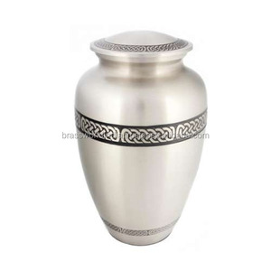 Urna Funeraria de Peltre Estilo Americano para Adultos, Suministros Funerarios Brassworld India - Product Image 1
