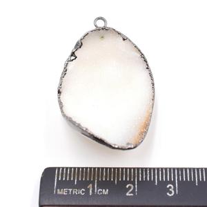 Druzy blanc 33 à 35 MM avec pendentif plaqué oxydé noir de forme naturelle - Product Image 3