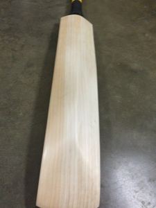 Batte de cricket sur mesure Athletic International AT-1323 en saule de qualité I - Légère, taille et épaisseur personnalisables pour tous les âges - Product Image 3