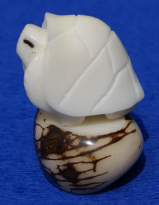 รูปแกะสลักรูปเต่าทะเลสีขาวทำด้วยมือรูปปั้นสัตว์จากเอกวาดอร์งานฝีมือตามธรรมชาติ - Product Image 2