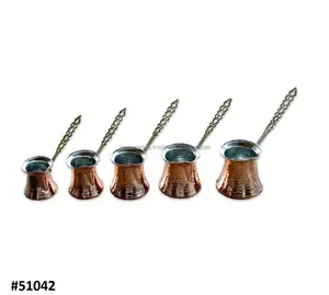 金属铜锤组5土耳其咖啡壶煮的正统咖啡。
