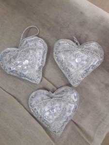 Adorno Navideño Decorativo en Forma de Corazón, Hecho a Mano con Bordado y Cuentas - Product Image 3