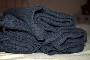 Serviette à main en lin de lin gaufré bleu foncé 100% tissée à la main, séchage rapide, teinte en fil, conçue pour le confort et le style - Product Image 5