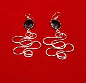 Ensemble de boucles d'oreilles en laiton plaqué or 18 carats avec pierres précieuses en onyx noir plaqué argent pour une fabrication complète de bijoux - Product Image 3