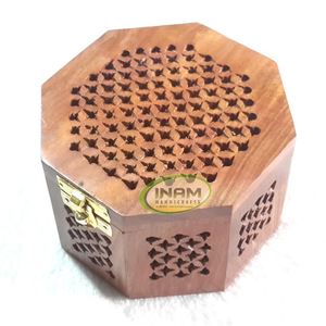 Brûleur Bakhoor fait à la main et sculpté à la main Brûleur d'encens en bois de pin poli décoratif et beaux trous de forage - Product Image 1