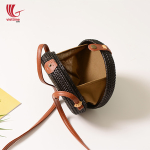 กระเป๋าหวายทรงสี่เหลี่ยมสีดำวินเทจตกแต่งด้วยพู่ที่ได้แรงบันดาลใจจากเวียดนาม - Product Image 3