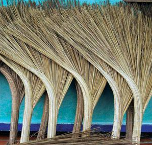 Juego de escoba de coco al por mayor para uso doméstico recogedor con cabezal de escoba de PVC de madera PP Bambú de metal para limpieza al aire libre en Vietnam - Product Image 2