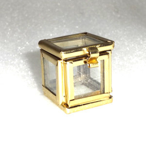 Joyero de vidrio decorativo con marco de metal con escaparate para un almacenamiento y exhibición convenientes - Product Image 2