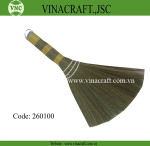 Palo de escoba de paja de algas marinas decorativas tradicionales con cabeza de plástico de Madera Suave herramienta de limpieza de jardín doméstico Vietnam al por mayor - Product Image 6