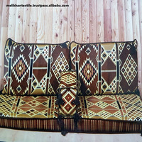Conjunto tradicional árabe Oriental sentado