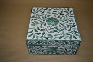 Boîte en bois au design floral bleu fabriquée à la main Solution de rangement élégante pour bijoux et souvenirs avec des détails complexes - Product Image 3