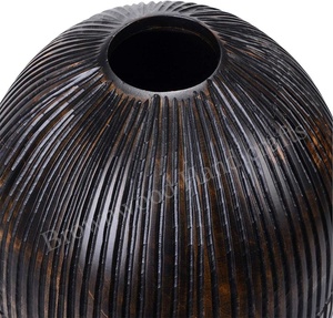 Vase artisanal en bois de manguier pour la décoration intérieure avec un design sculpté artistique idéal pour les formes personnalisées de fleurs artificielles disponibles en Inde - Product Image 2