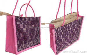 Bolsa de Compras de Yute Tejida a Mano de Diseño, con Patrón de Diamantes Grandes, Ribete Rojo, Asa de Cuerda y Cierre con Cordón - Product Image 4