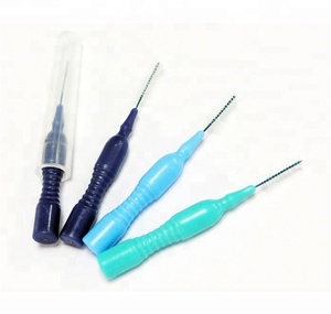 Brosse interdentaire orthodontique à manche courbé pour adultes avec capuchon de protection, poils en nylon réutilisables, manche en plastique - Product Image 1