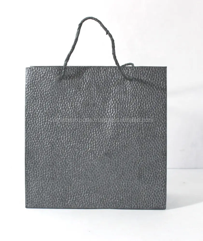 La bella carta di cotone riciclata fatta a mano con cordoncini di carta abbinati viene utilizzata come borsa per la spesa regalo di design con manici