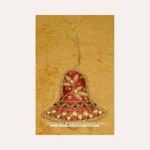Adornos Navideños Colgantes de Bordado Zari, Forma de Campana, Tela Roja de Alta Calidad, Tamaño Estándar, Trabajo de Cuentas Coloridas - Product Image 1