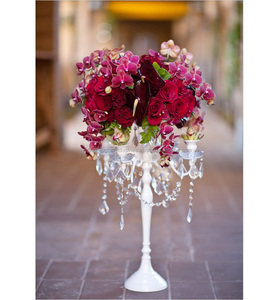 Candélabre classique en aluminium blanc avec arrangement floral Centre de table de mariage Excellent choix éternel - Product Image 2