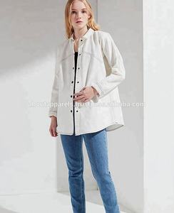 กางเกงยีนส์สำหรับผู้หญิง,เสื้อเชิ้ตยีนส์สีฟ้ามีกระดุมเย็บตัดกันสีเหลือง - Product Image 3