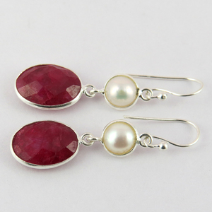 Deliciosos Pendientes Colgantes de Plata de Ley 925 con Perlas Ovaladas Teñidas de Rubí de Shri Ashapura Jewels para Bodas y Compromisos - Product Image 3