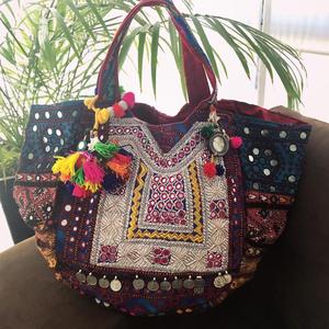 กระเป๋ารีไซเคิลผ้าวินเทจ Pom Banjara - Product Image 1