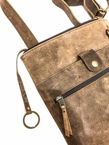 Sac à main en cuir convertible pour femme avec option bandoulière et poche intérieure zippée pour les essentiels du quotidien et les sorties - Product Image 6