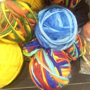 Hilo grueso y fino de lana de origen de nueva TTY-001, usado para crear telas únicas, diseñada por artesanos de mujeres nepalesas - Product Image 5