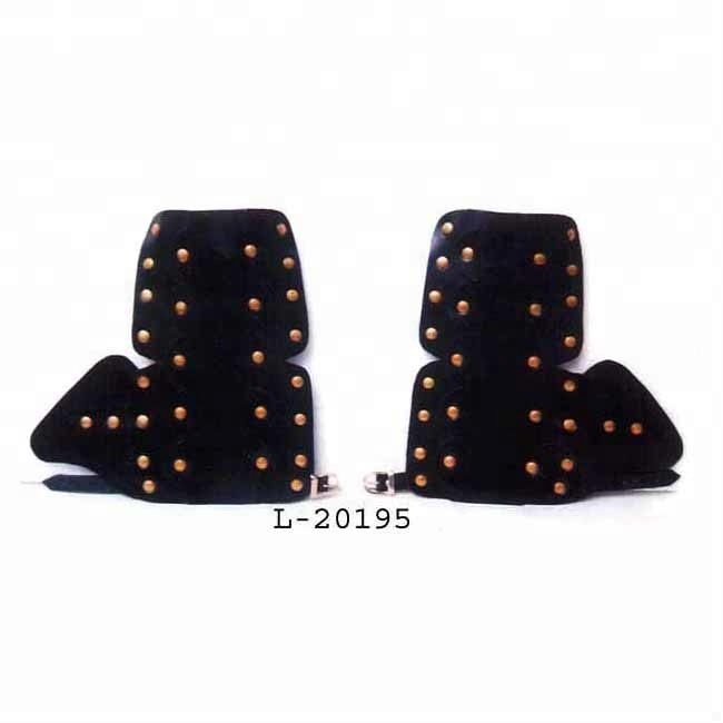 Производитель черных кожаных браслетов в средневековом стиле