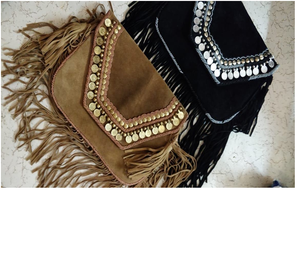 Pochette de luxe de style ethnique indien pour femme, fabriquée avec des sacs Banjara, motifs inspirés et broderies à la main. - Product Image 1