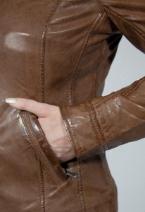 Abrigo de cuero de cordero coñac para mujer Piel de sheesham suave Acabado en estilo motorista con producto terminado de elegancia atemporal - Product Image 5