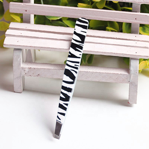 Pince à épiler professionnelle en acier inoxydable à pointe inclinée, marque privée, avec emballage en tube plastique - Product Image 2