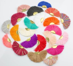 Nouvelles couleurs tendance ! Magnifiques pompons de ventilateur sur supports en laiton. Parfait pour les boucles d'oreilles - Product Image 1