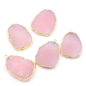 Ciondolo in Drusa Rosa 34-36mm Forma Irregolare Placcato Oro in Ottone Gioielli con Pietre Preziose Naturali Accessori per Gioielli Mese di Nascita <span class=keywords><strong>Ottobre</strong></span> - Product Image 1