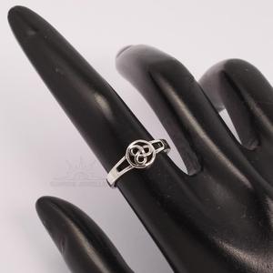 แหวนอินฟินิตี้น็อตทุกขนาด ยูนิเซ็กซ์ เงินแท้ 925 ชุบโรเดียม เรียบ ไม่มีเพชร สำหรับงานแต่งงาน งานปาร์ตี้ แฟชั่น สำหรับผู้ที่ไม่ใช่เจ้าบ่าวเจ้าสาว - Product Image 3