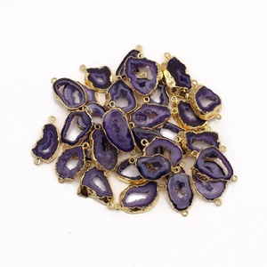 Electrochapado en oro con borde Natural Slice Geode Druzy gema pendientes par, collar conectores joyería - Product Image 1