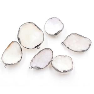 Druzy blanc 33 à 35 MM avec pendentif plaqué oxydé noir de forme naturelle - Product Image 1