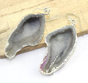 Géode grise naturelle druzy galvanisée goutte d'eau plaqué argent crochet fait à la main boucles d'oreilles paires vente en gros collection de bijoux - Product Image 2