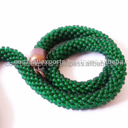 Collier ras du cou de perles vert émeraude et vertes, en pierres précieuses, corde de pierres émeraude, vert forêt